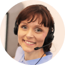 Natural Pharmaceuticals OmegaMarine Junior nő a ügyfélszolgálat központjában, fülhallgatóval.