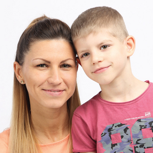 Natural Pharmaceuticals OmegaMarine Junior Mosolygós anya fiával.